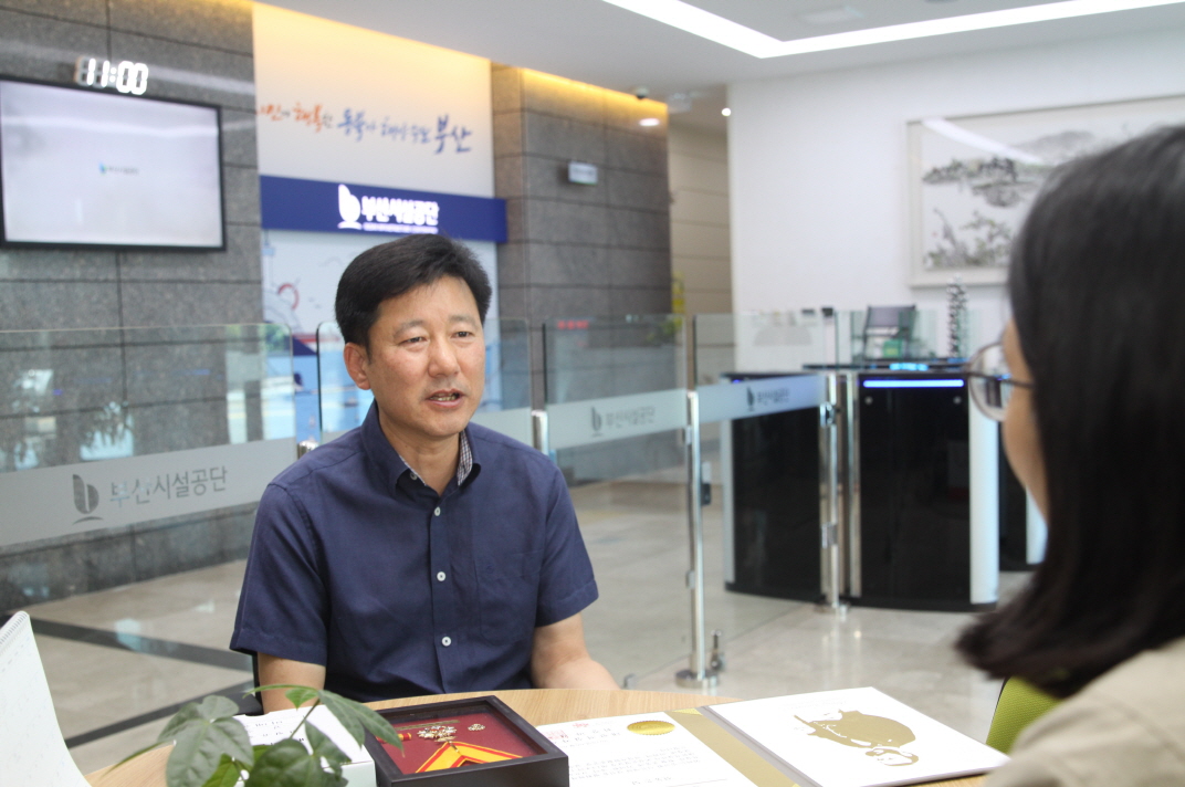 헌혈유공장 금장 포장증을 수상한 교량기전팀 전기 4급 신동은 차장과의 인터뷰 모습